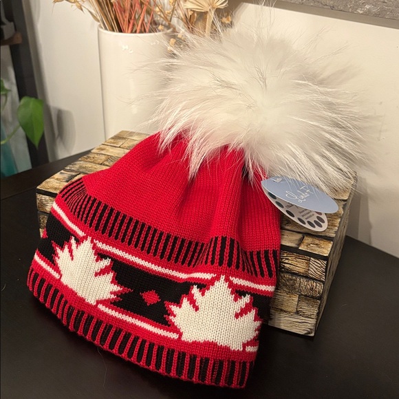 LINDO F Canada Hat Raccoon Pom Knit Merino Wool Red White NWT - Picture 3 of 12